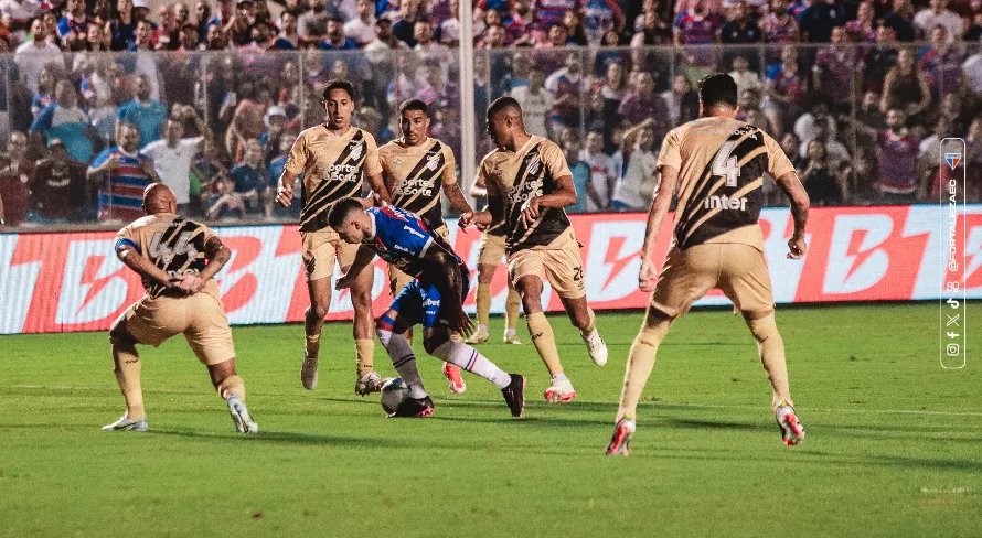 Fortaleza aproveita falha de Bento para vencer o Athletico no Brasileirão