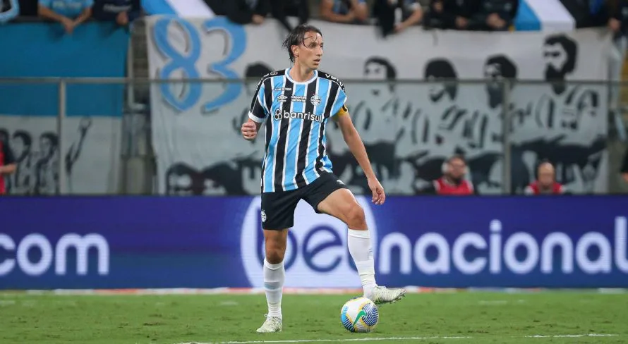 Grêmio anuncia renovação com zagueiro Geromel até final do ano
