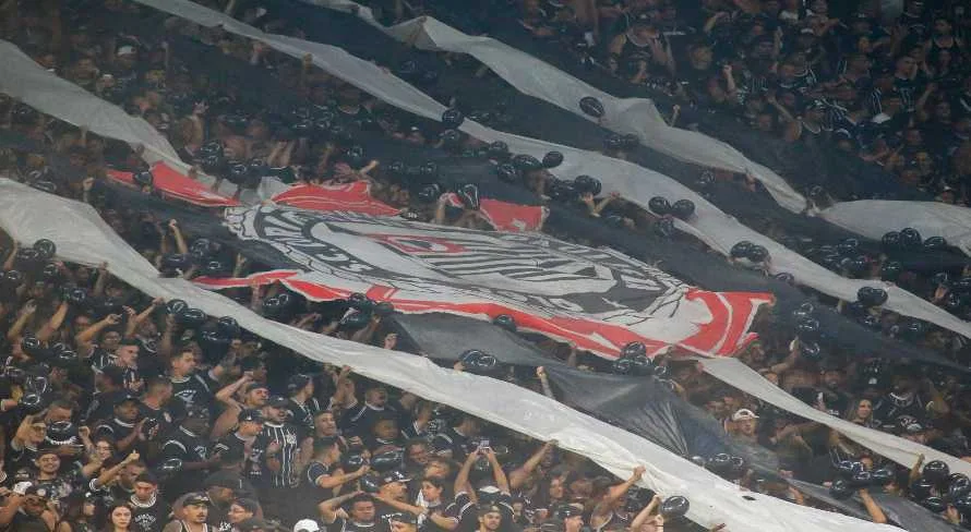Torcedores do Corinthians fazem protesto no Parque São Jorge