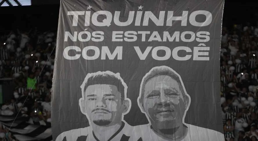 Torcedores do Botafogo prestam homenagem a Tiquinho Soares após perda do pai