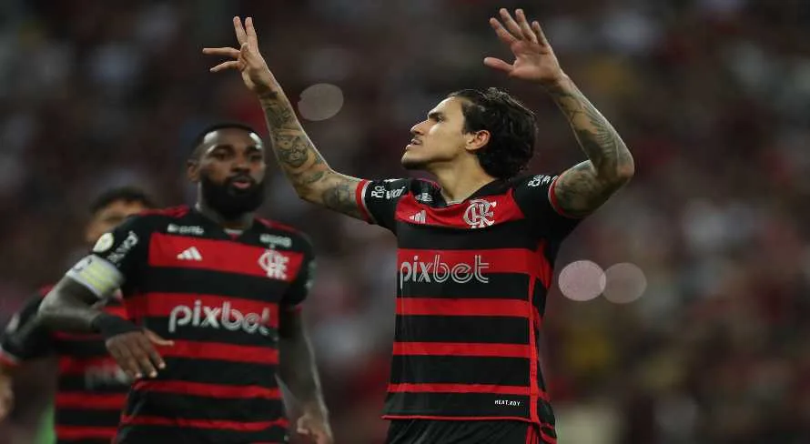 Flamengo vence o Fluminense e mantém liderança do Brasileirão