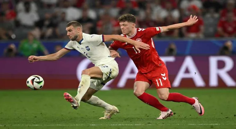 Dinamarca e Sérvia empatam em jogo truncado na Eurocopa