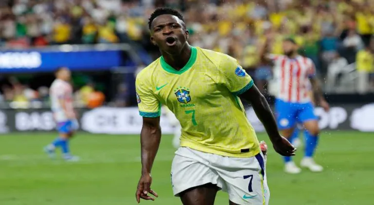Depois de perder um pênalti, Brasil marca com Vinicius Júnior contra o Paraguai; assista