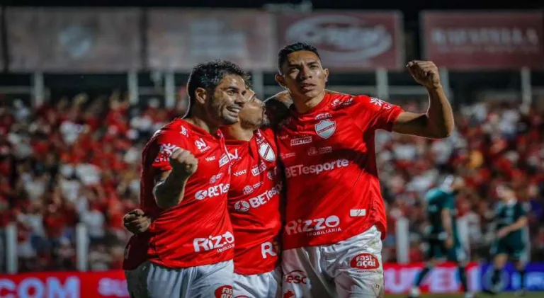 Vila Nova derrota Goiás e conquista vaga no G-4 do Brasileirão Série B