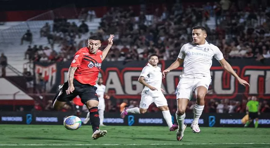 Grêmio busca o empate contra o Atlético-GO no Brasileirão