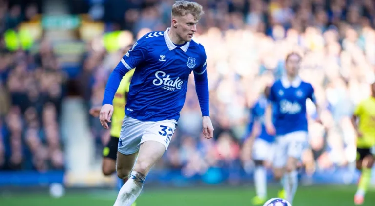 Time da Premier League pede bolada para vender zagueiro ao Manchester United