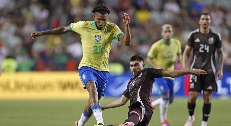 Jogador da seleção brasileira fala sobre interesse de Manchester United e Liverpool