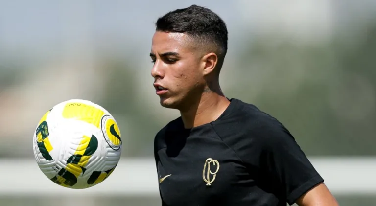 Jovem atacante faz forte desabafo em despedida do Corinthians: “Impedido de entrar no CT”