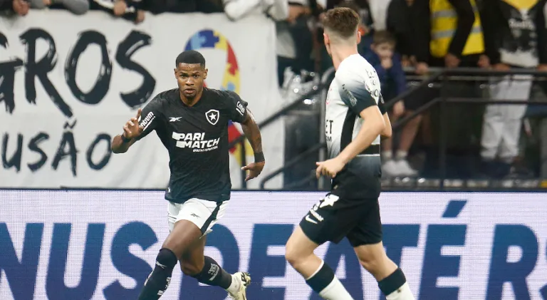 Júnior Santos dá a vitória ao Botafogo contra o Corinthians no Brasileirão