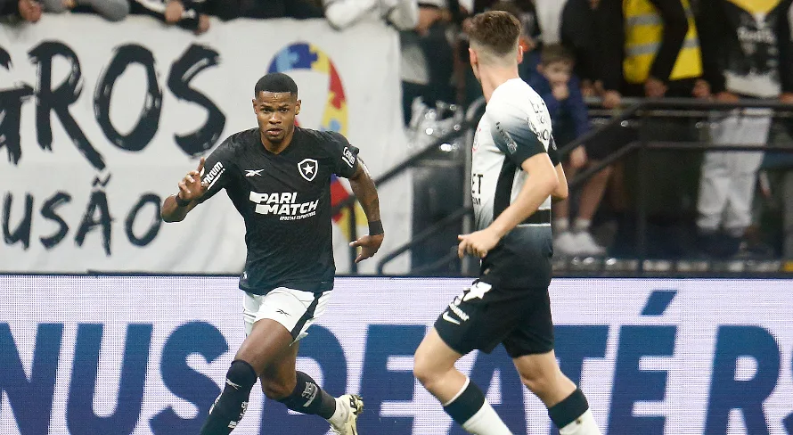 Júnior Santos dá a vitória ao Botafogo contra o Corinthians no Brasileirão