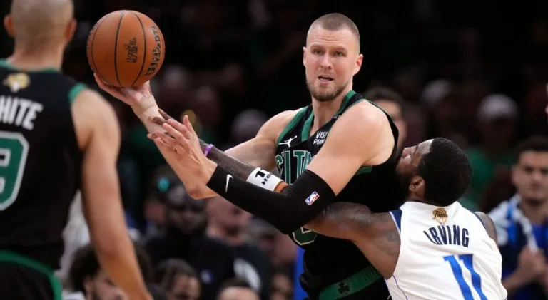 NBA: Celtics confirma lesão rara e pivô desfalca time por tempo indeterminado