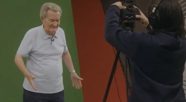 Léo Batista brinca com jogador do Botafogo: “Perna de pau”