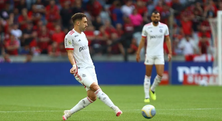 Renato Maurício Prado questiona ausência de jogador como titular do Flamengo