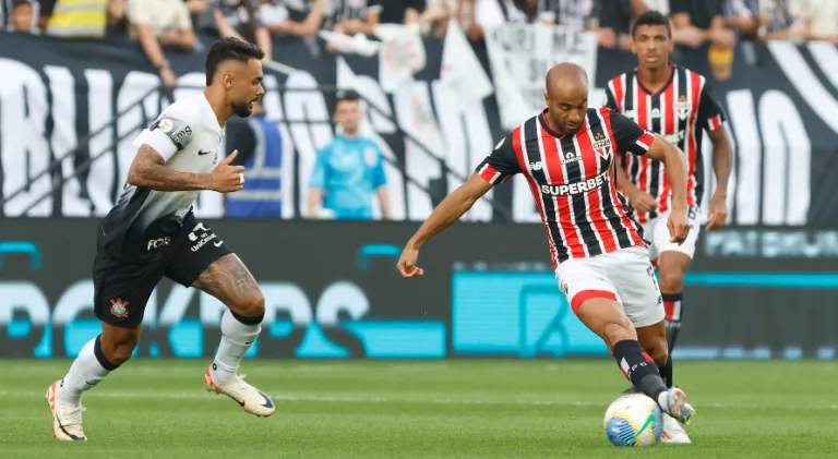 Lucas Moura presenteia jovem torcedor do Corinthians com camisa do SPFC após clássico