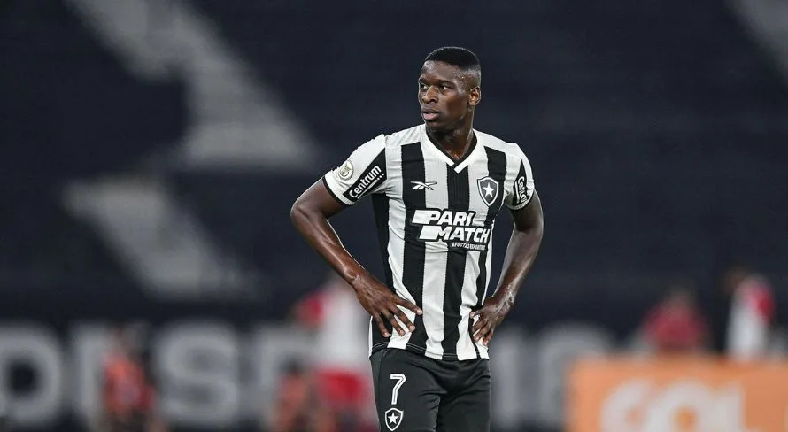 Atacante do Botafogo vê jogadores europeus com mais velocidade que brasileiros