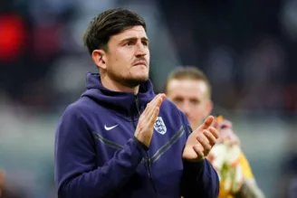 Maguire aplaude fãs após jogo da Inglaterra