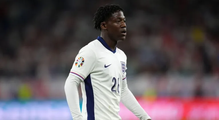 Promessa da seleção inglesa na Eurocopa comemora permanência de Ten Hag no Manchester United