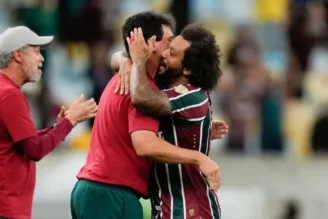 Marcelo e Diniz se abraçam no Fluminense