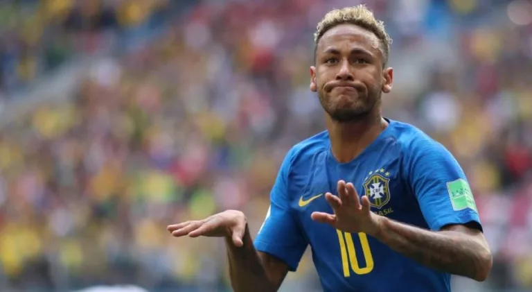 Neymar rebate torcedor após críticas a meia da seleção brasileira