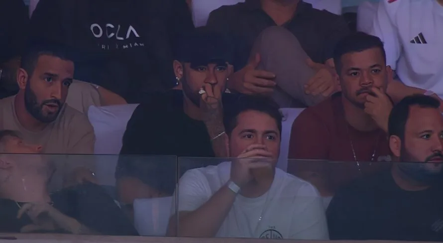 Neymar marca presença no Maracanã e reage após golaço do Flamengo; assista