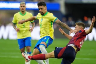 Paquetá disputa bola em jogo da seleção brasileira