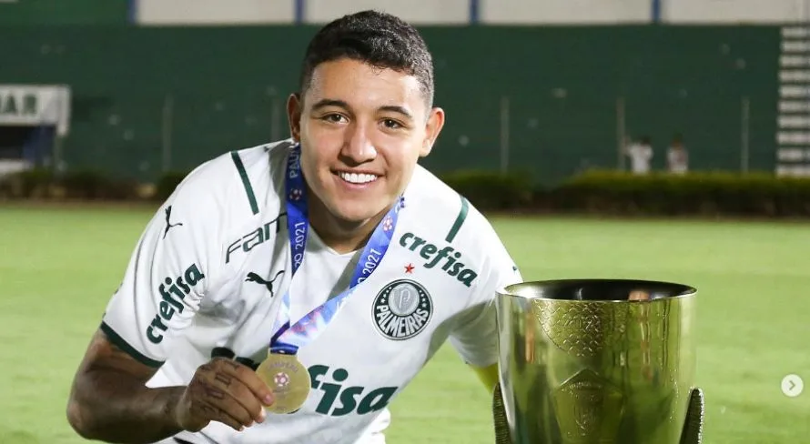 Palmeiras se aproxima de fechar venda de meio-campista ao futebol português