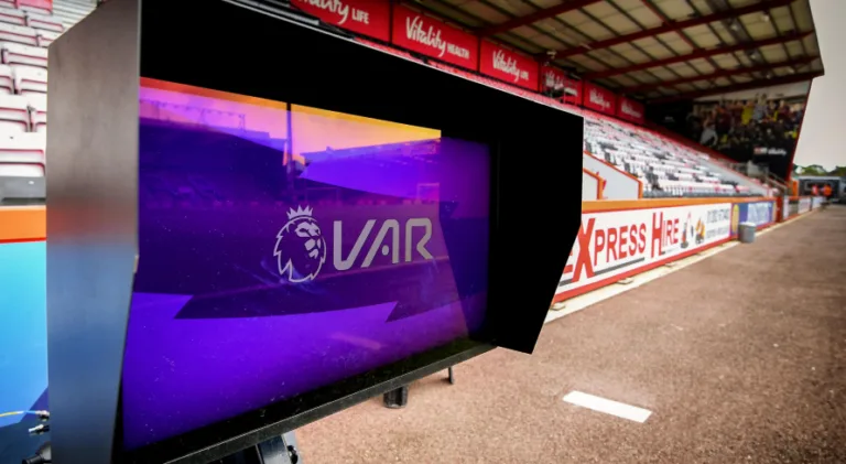 Premier League admite maior tempo de análise de VAR na temporada; entenda
