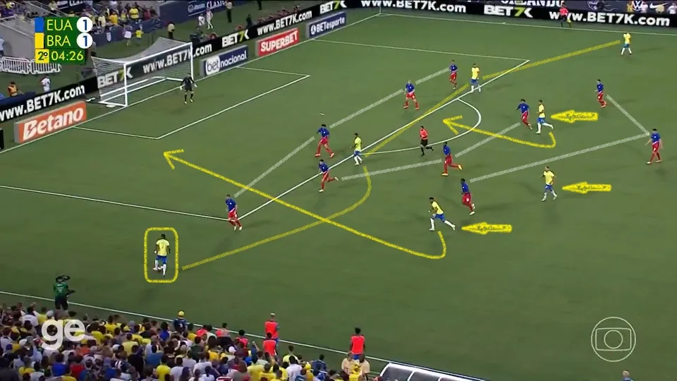 Vinicius Júnior recebe pela esquerda e não tem com quem jogar