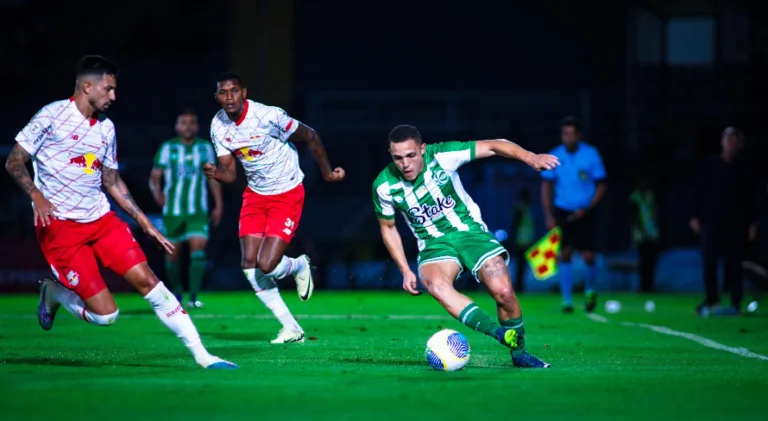 Red Bull Bragantino supera expulsão e vence Juventude no Brasileirão com show de Helinho