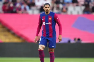 Ronald Araújo em campo pelo Barcelona