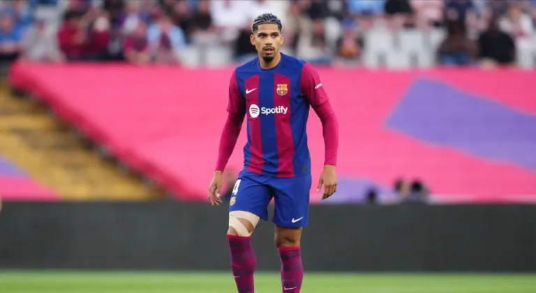 Zagueiro do Barcelona pede afastamento para cuidar da saúde mental