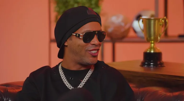 Ronaldinho Gaúcho aponta torcida diferenciada do futebol brasileiro