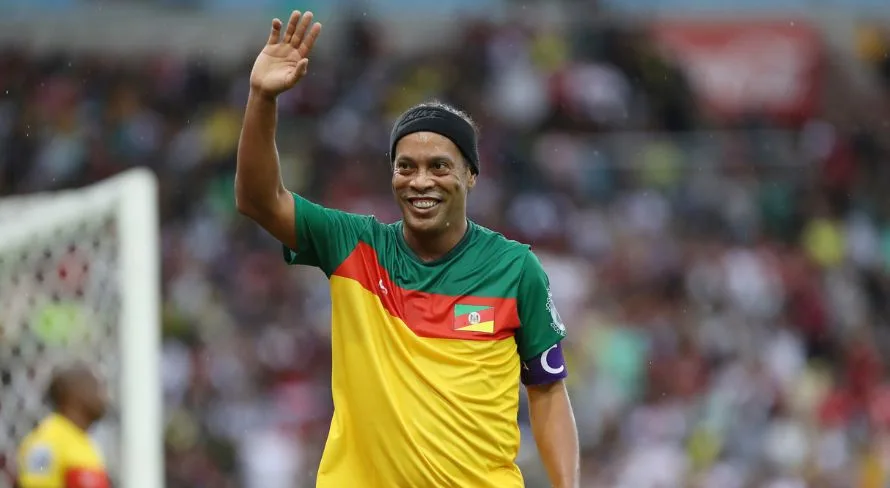 Ronaldinho Gaúcho cita um dos melhores cobradores de falta do futebol