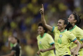 Entre a goleada e a festa, Arthur Elias vai encontrando soluções na Seleção Feminina