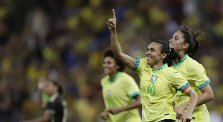 Entre a goleada e a festa, Arthur Elias vai encontrando soluções na Seleção Feminina