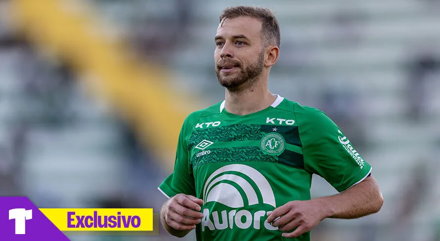 Thomás, da Chapecoense, elege principais rivais na Série B e fala como é jogar com Ronaldinho Gaúcho
