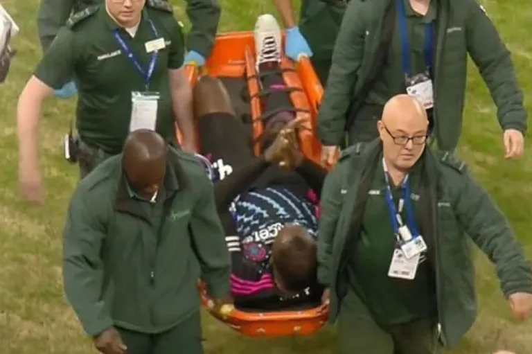 Usain Bolt sofre grave lesão em jogo de estrelas na Inglaterra e sai de maca
