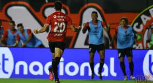 Athletico faz no final para derrotar Vitória no Brasileirão