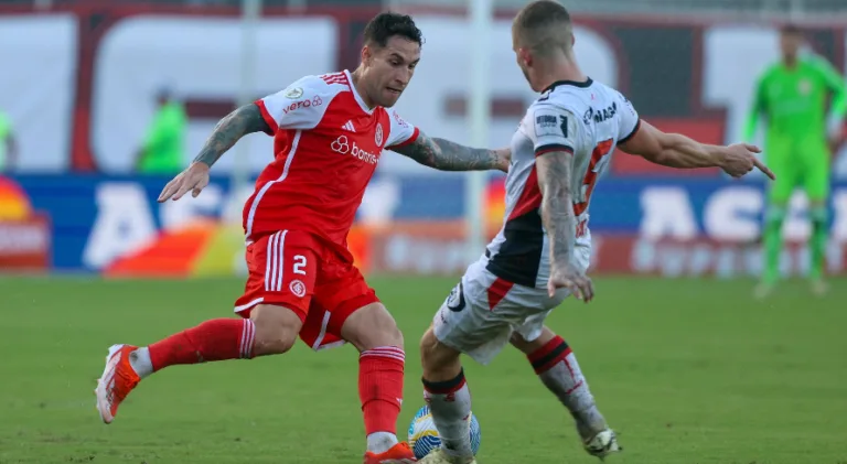 Vitória encerra jejum no Brasileirão ao bater Internacional no apagar das luzes