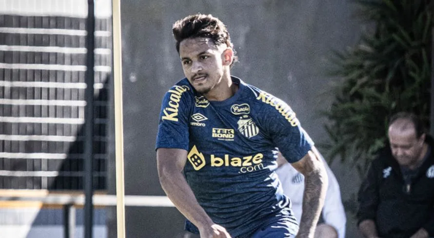 Jogador do Santos é multado por reclamar de ônibus do time; confira