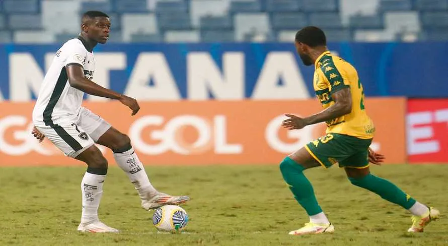 Botafogo supera o Cuiabá e se aproxima da liderança do Brasileirão Série A