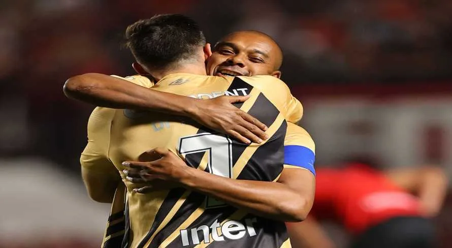 Athletico-PR busca a resiliência para vencer o Atlético-GO de virada