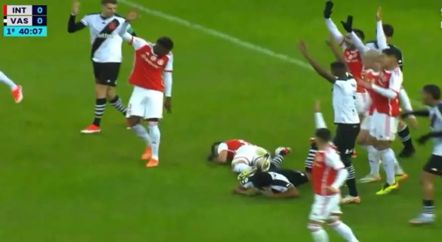 Jogador do Internacional fica desacordado e deixa o gramado de ambulância; assista