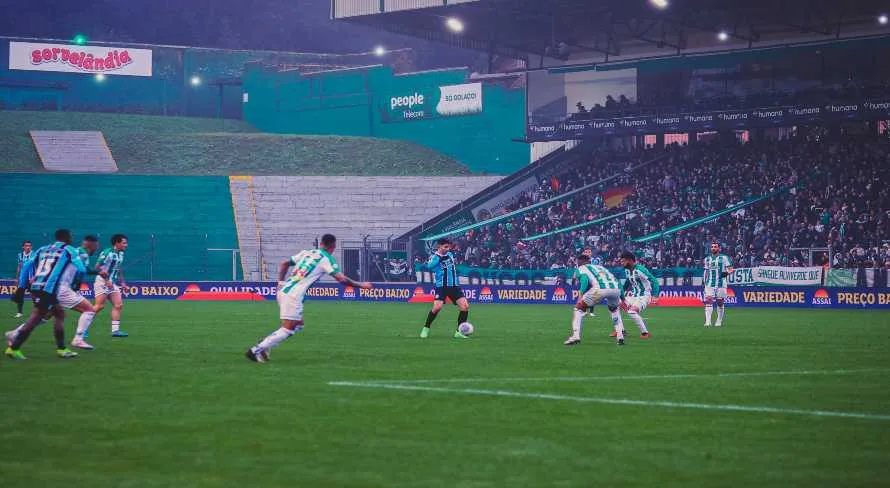 Grêmio permanece na zona do rebaixamento após ser derrotado pelo Juventude no Brasileirão