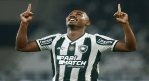 Botafogo supera o Atlético-MG e cola no líder do Brasileirão