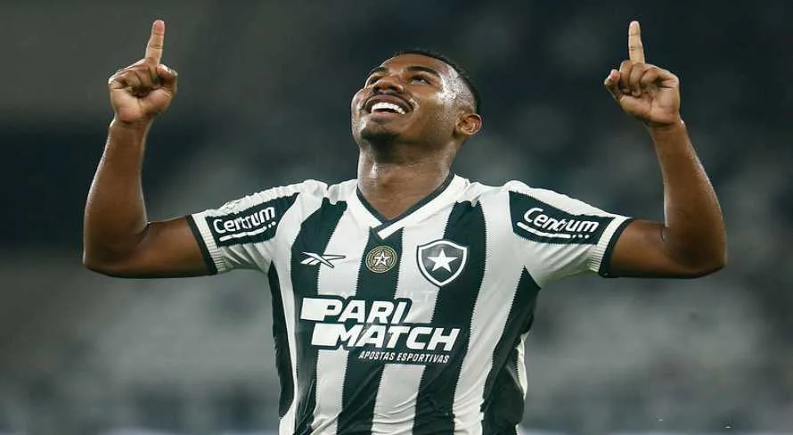 Botafogo supera o Atlético-MG e cola no líder do Brasileirão