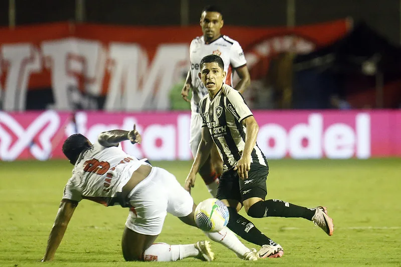Vitória x Botafogo: Eduardo se lesiona em cobrança de pênalti e Savarino abre o placar; assista