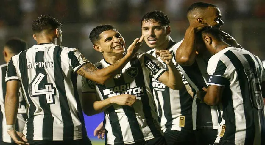 Com gol de Savarino, Botafogo supera o Vitória e garante a liderança no Brasileirão