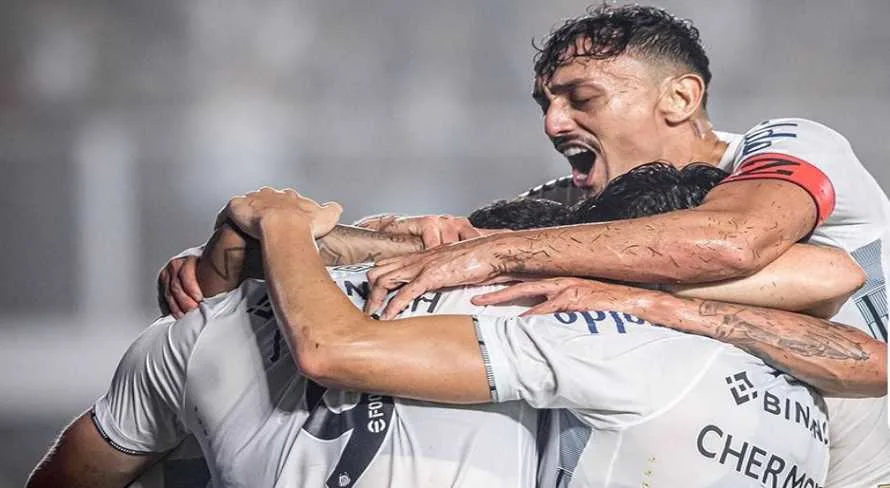 Santos goleia Coritiba e dispara na liderança do Brasileirão Série B