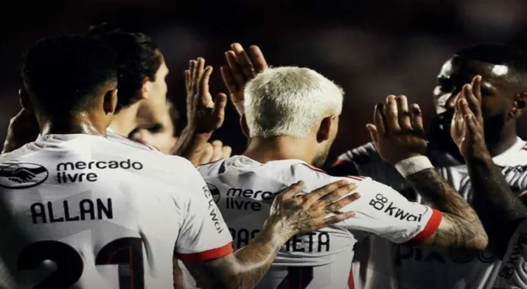 Com gol no final, Flamengo supera o Vitória e se aproxima da liderança do Brasileirão